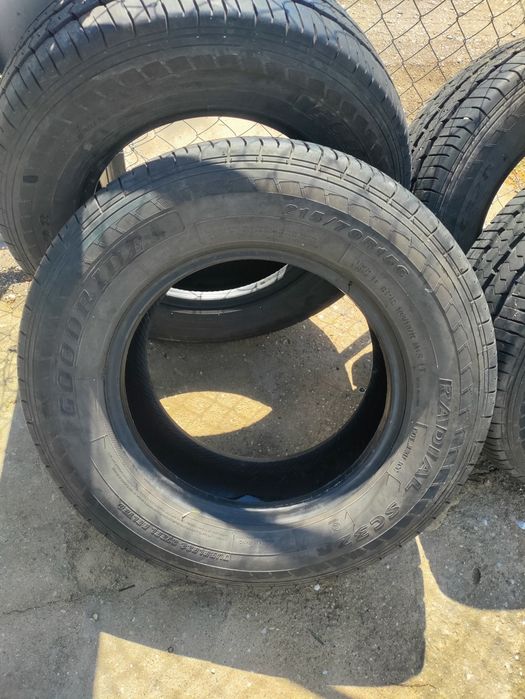Гуми за бус 215/70/15 с
