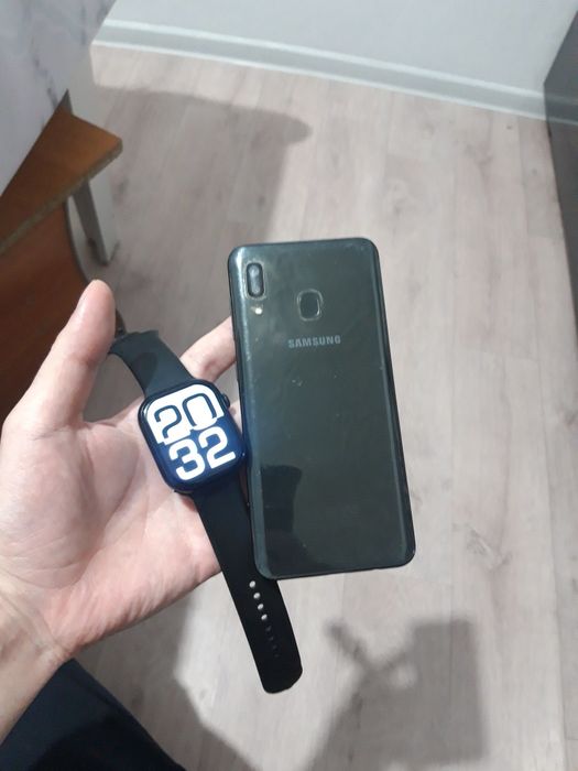 Самсунг А20 часы вместе