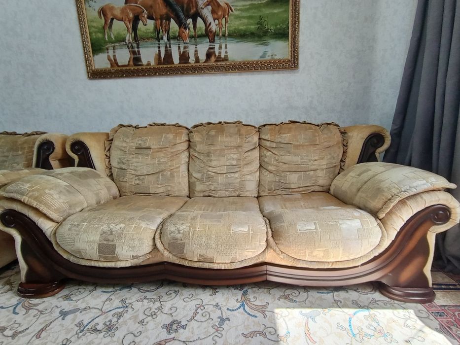 Продаётся раскладной диван с двумя креслами