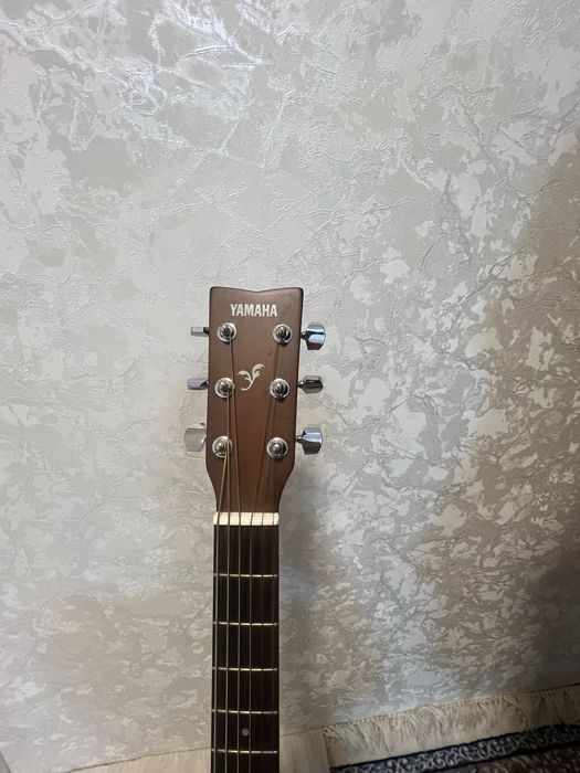 Yamaha F310 gitara