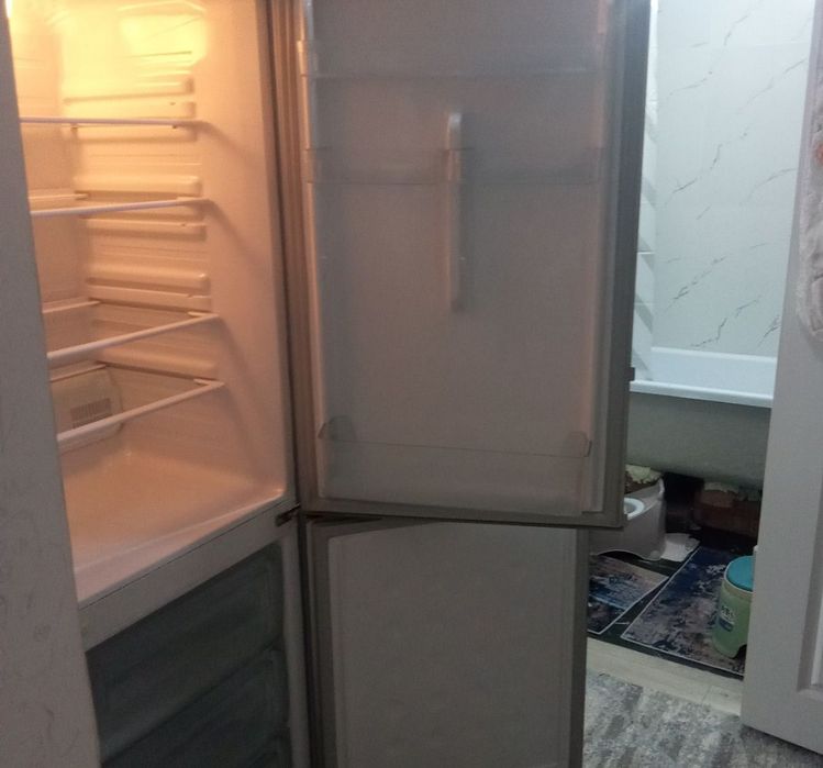 Холодильник новый отличьный