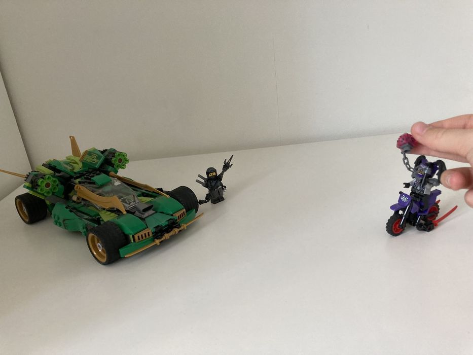 Lego 70641, Кола на героя Лойд, с включени герои.