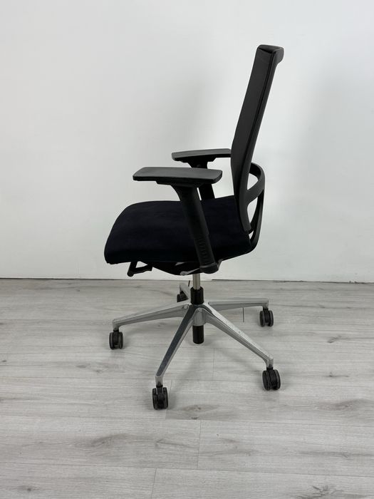 Ергономичен офис стол Sedus с синхронен механизъм и мрежеста облегалка