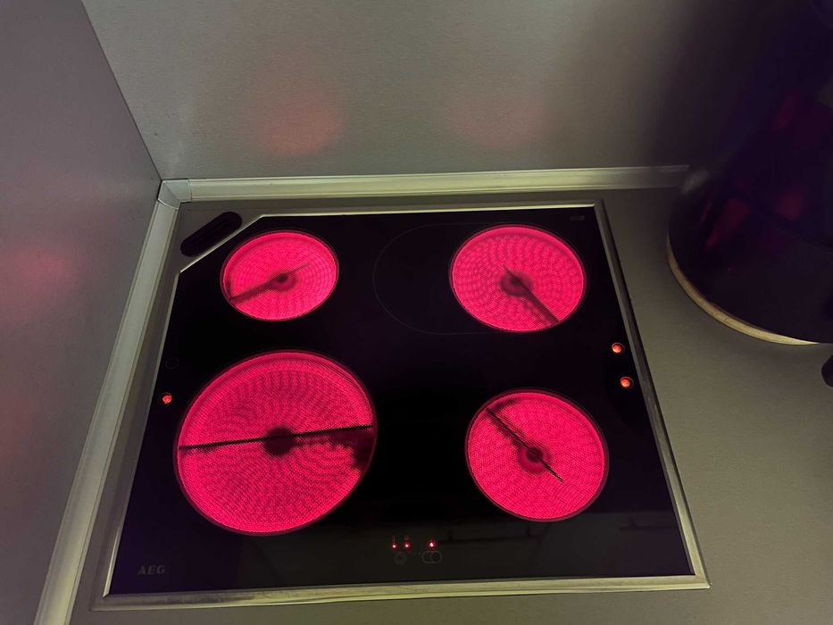 Продавам готварска печка за вграждане AEG с плот. Прочети описанието.