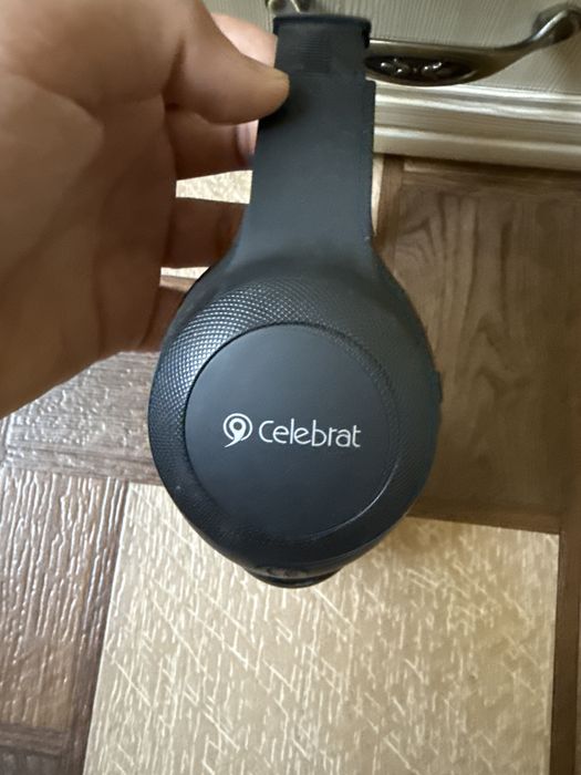 продам наушник Celebrat