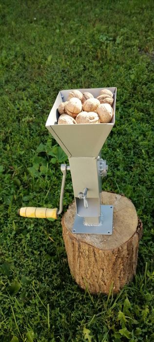 Mașina de spart nuci manuala/la bormasina