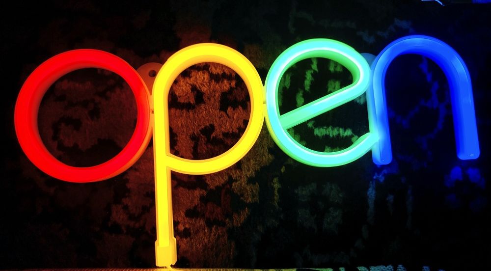Reclama luminoasă OPEN.