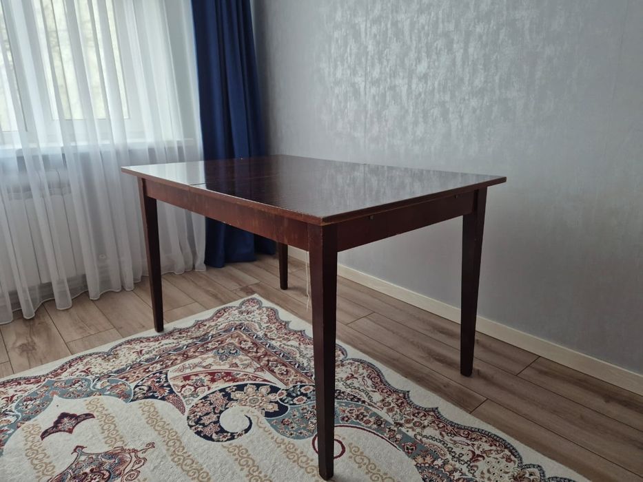 Б/у стол обеденный 10 000 тенге