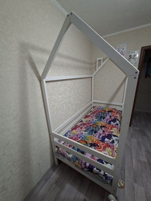 Продам кровать домик
