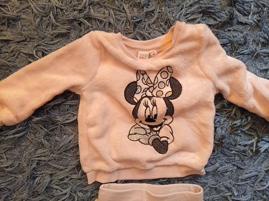 Vand 2 compleuri Disney  din material flausat  marimea 80