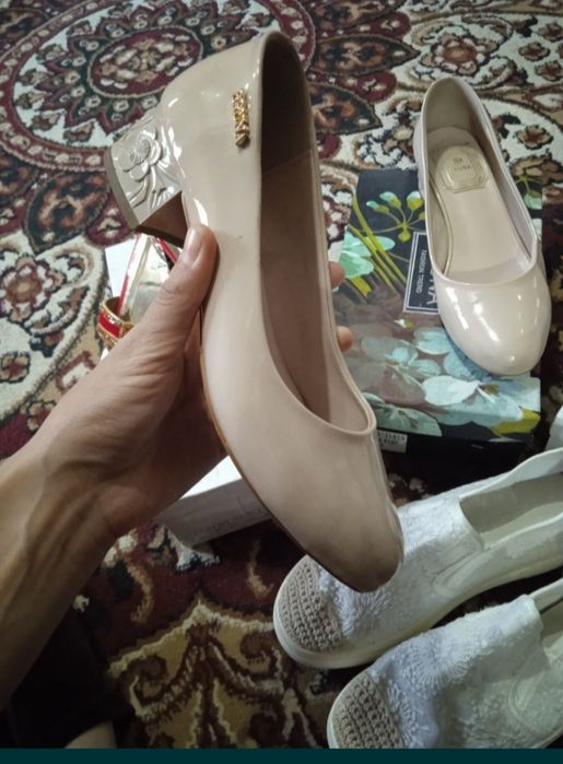 Yangi kelinlik oyoq kiyimlari sotaman bir marta kiyilgan holos arzon