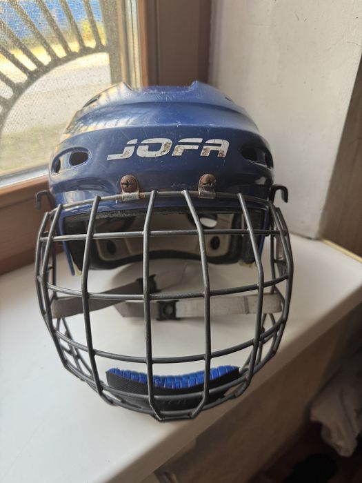 Продам шлем хоккейный