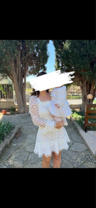 Бяла дантелена рокля