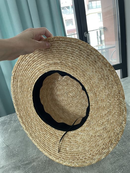Сламена плажна шапка с декорация от перли
