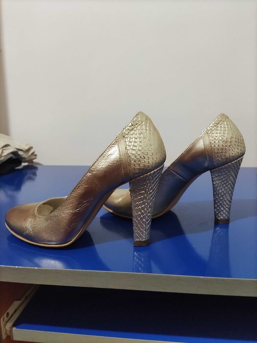 Pantofi aurii cu toc
