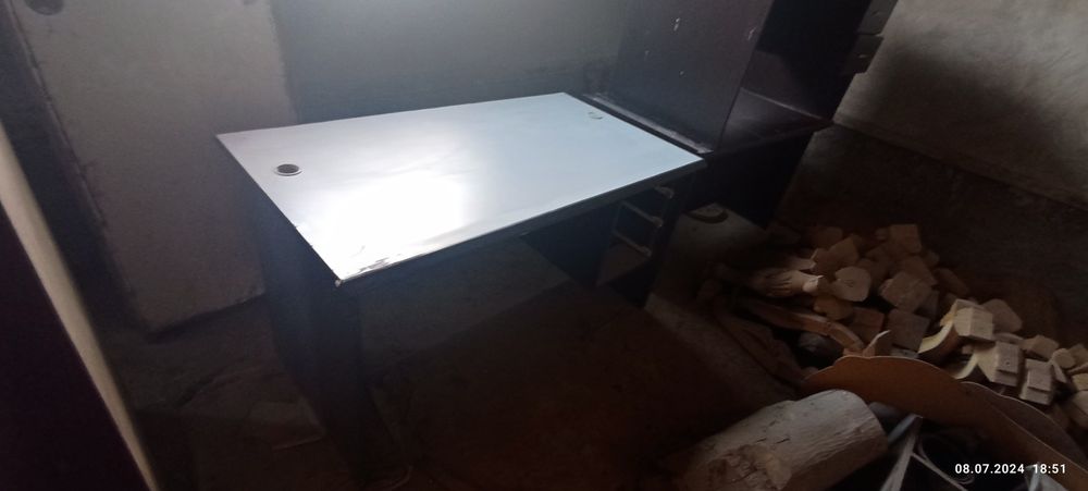 ofisniy  mebel  xolati yaxshi