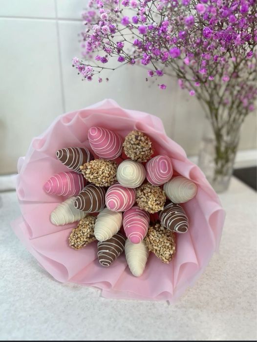 Клубника в шоколаде, сухофрукты