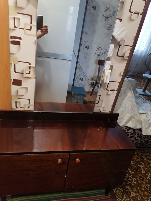 Продам.      трюмо