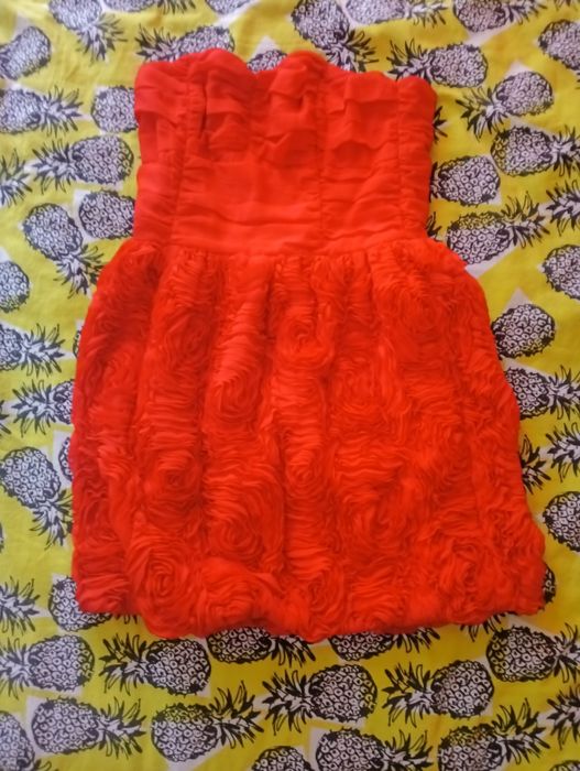 Продавам червена рокля