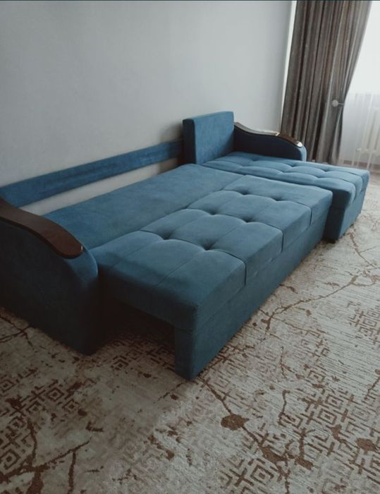 Диван угловой с 4 подушками.