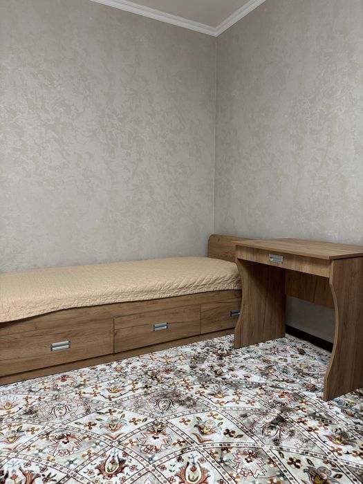 2 детские кровати и 2 парты