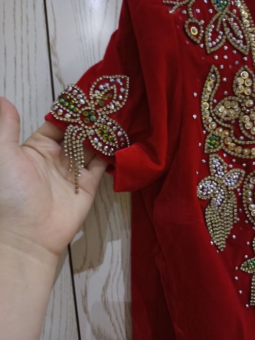 Qizil rangli koʻylak sarpoga