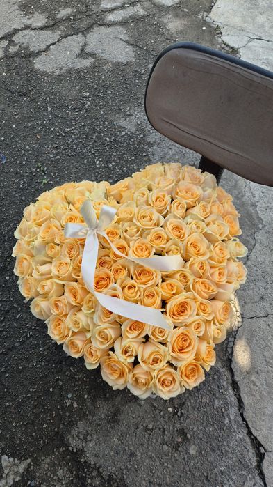 Розы в коробке, корзине