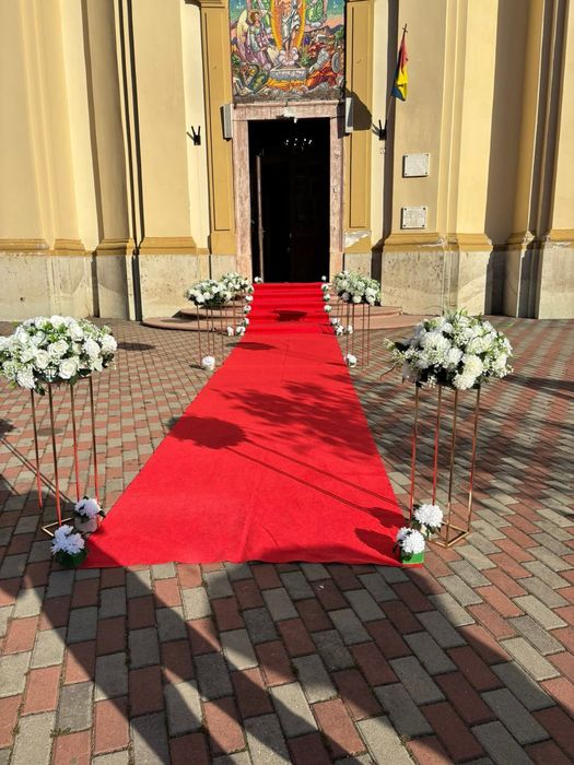 Închiriez covor roșu și coloane cu flori