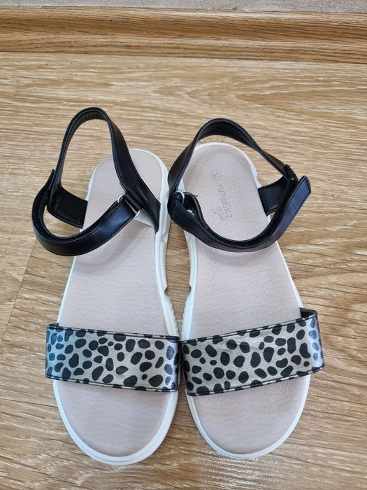 Новые сандалии 36 размер