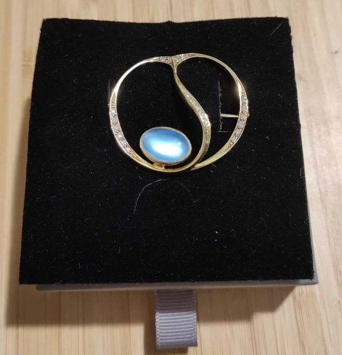 Brosa de aur cu diamante si piatra lunii