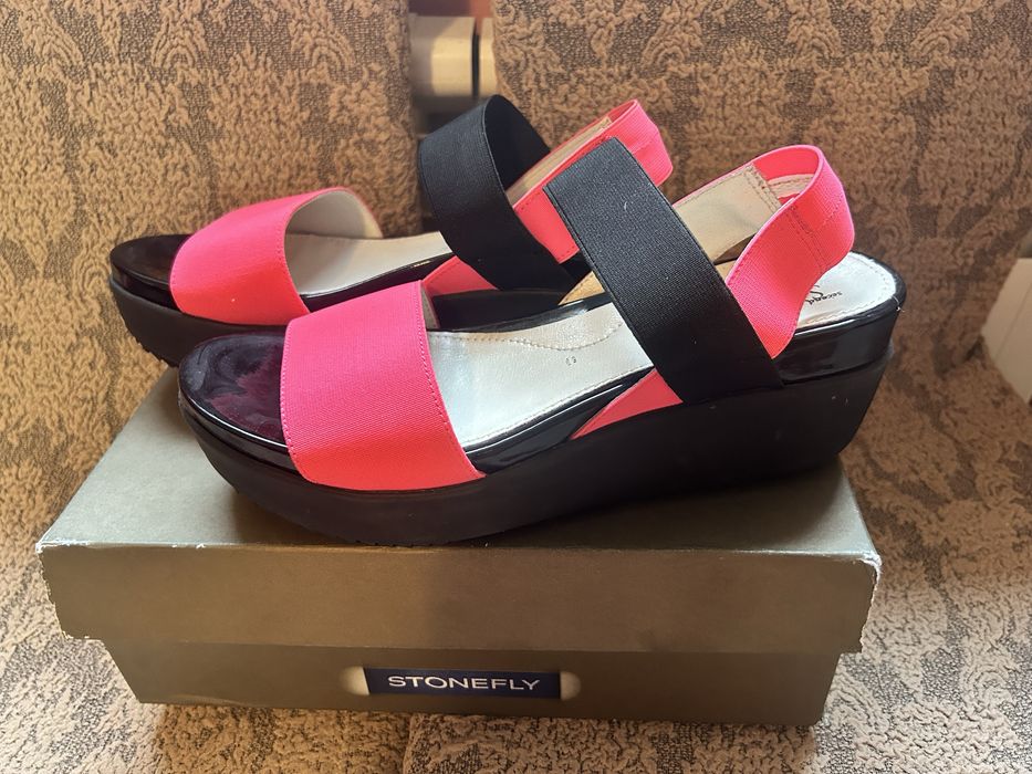 Ярко розови сандали