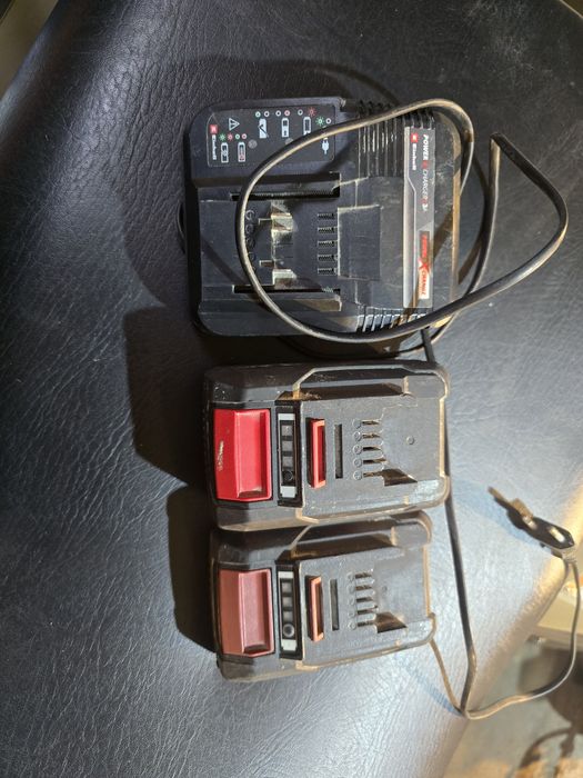 Set 3 baterii și încărcător Einhell