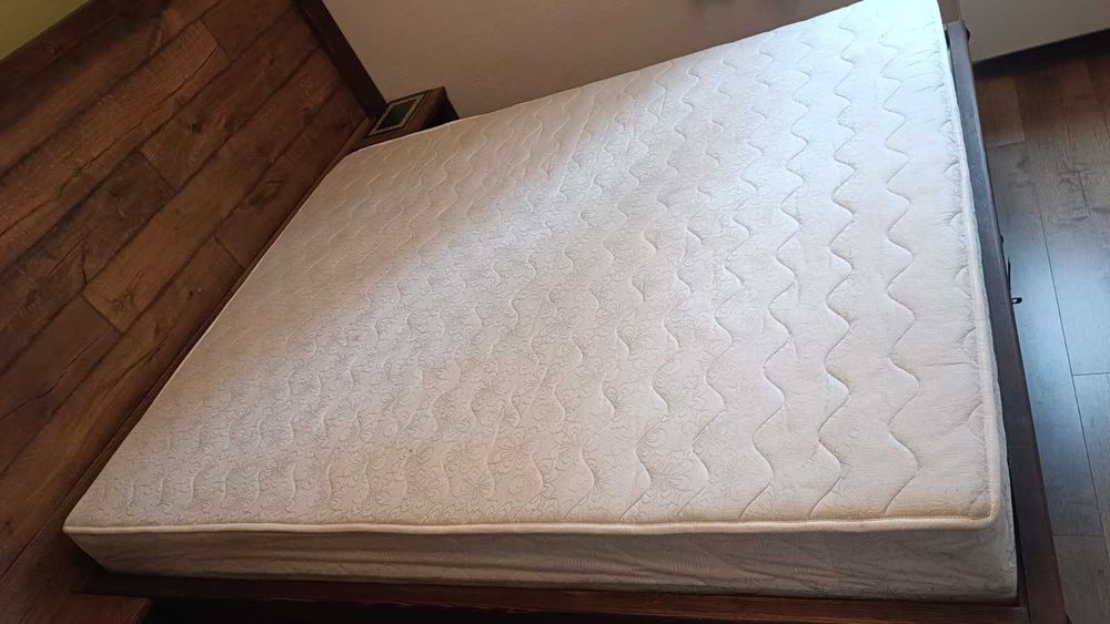 Продавам малко използван еднолицев матрак.