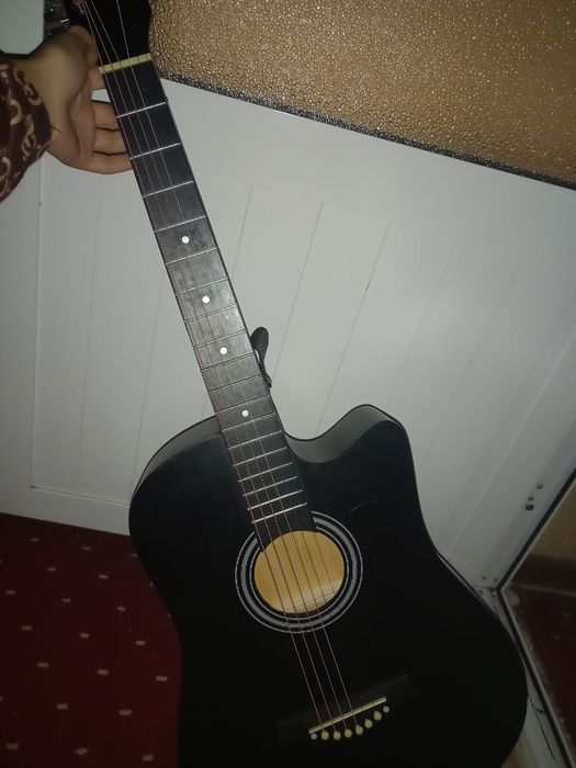 Akustik gitara srochna sotiladi