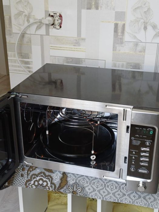 Продам микроволновку с грилем.