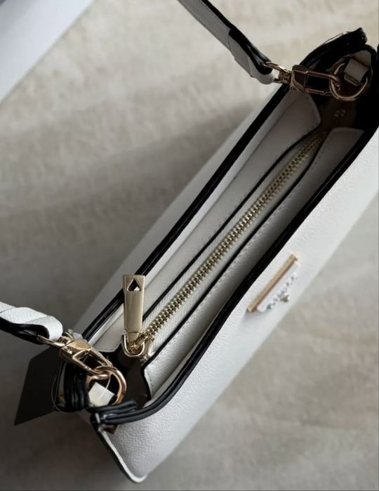 Продам белую сумку Guess