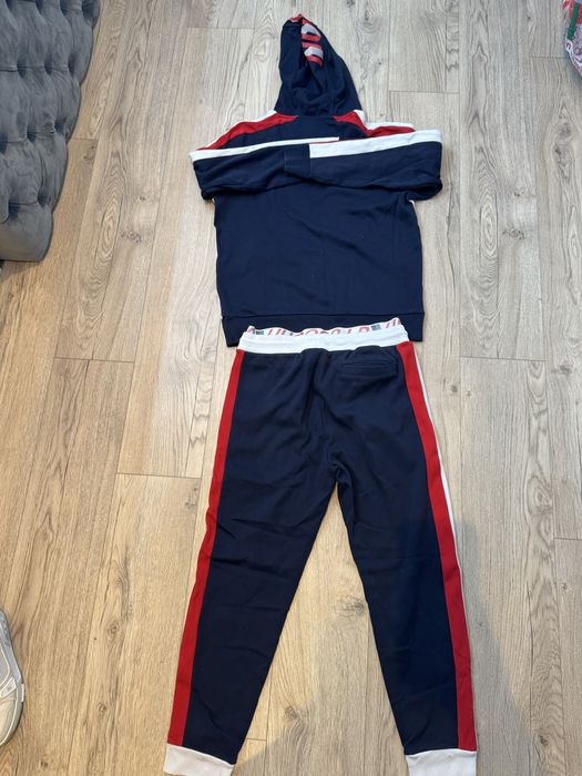 Trening albastru cu alb