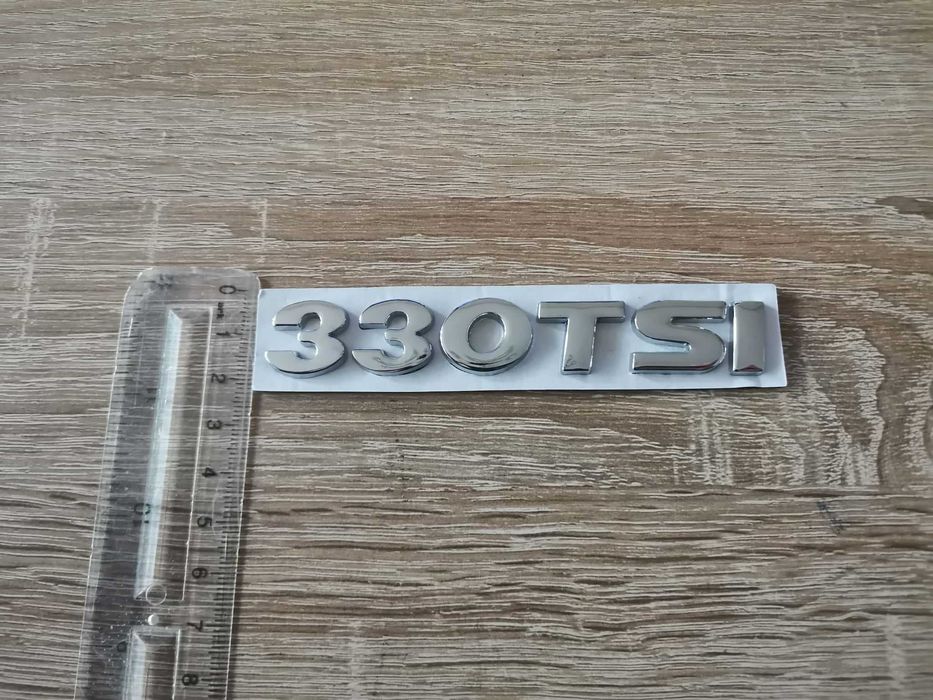 сребриста емблема Volkswagen 330 TSI