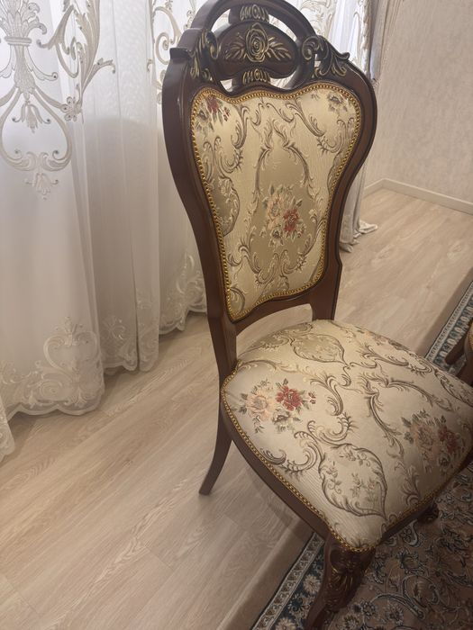 Стол и стулья продаю