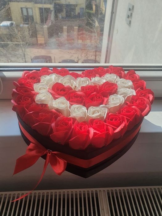 Cutie in forma de inima cu trandafiri de sapun alb rosu