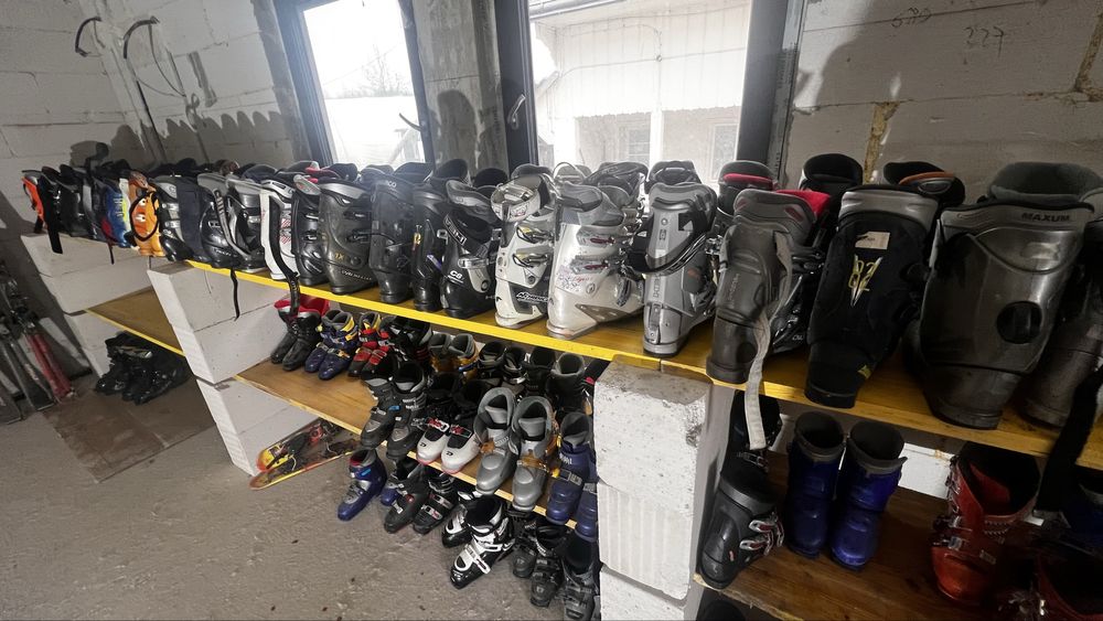 Vând schiuri și clapari