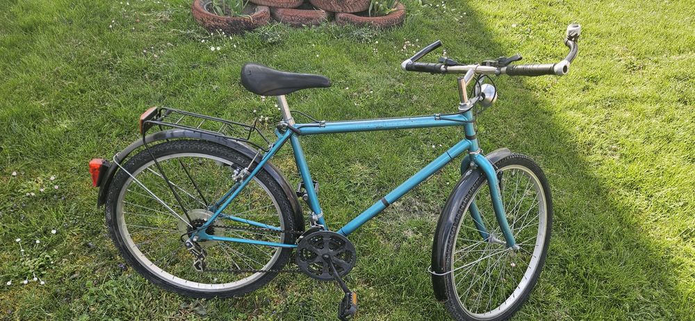 Bicicletă cu far pe dinam si porbagaj