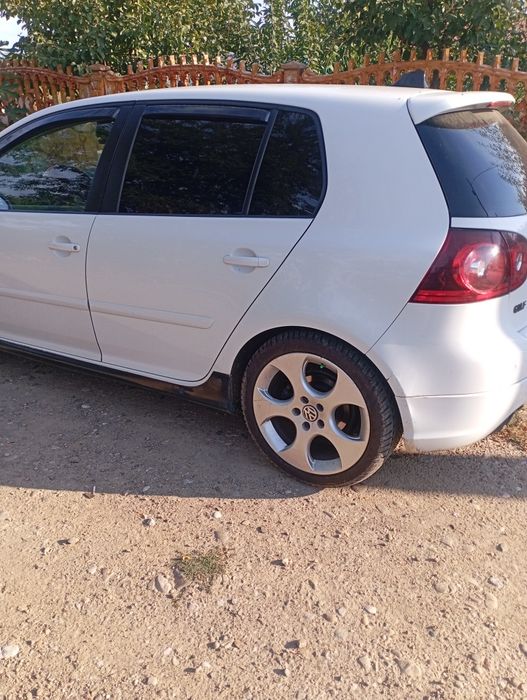 Vând Volkswagen 5, sau schimb cu Logan 2008 sau mai nou.