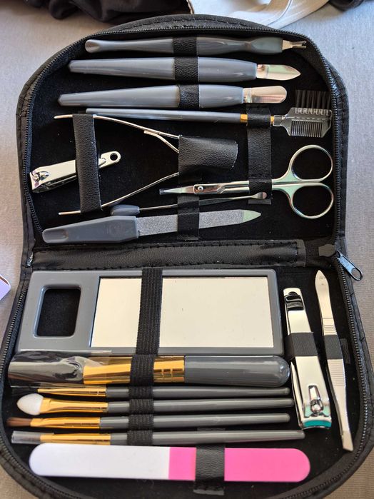 Vând trusă pentru unghii nouă