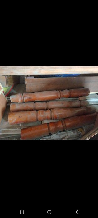 Стол среднего размера