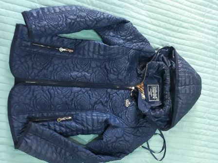 Легкая фирменная куртка