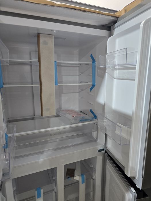 Нов инверторен side by side хладилник Snaige френски врати