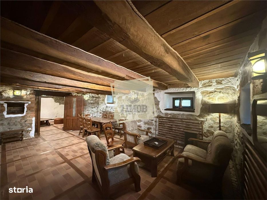 Casa ultracentrala complet renovata 6 camere 3 bai Cisnadioara