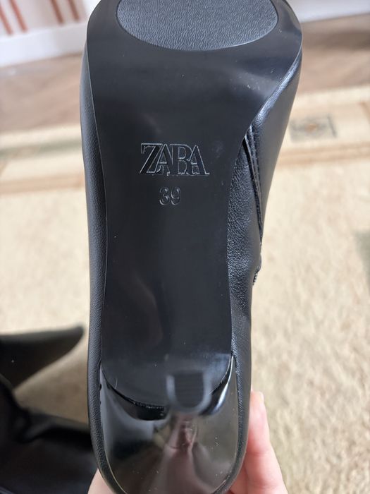 Сапоги Zara на шпильке черные