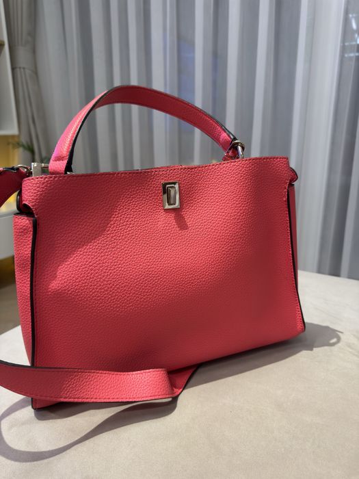 Дамска чанта на марката Guess.